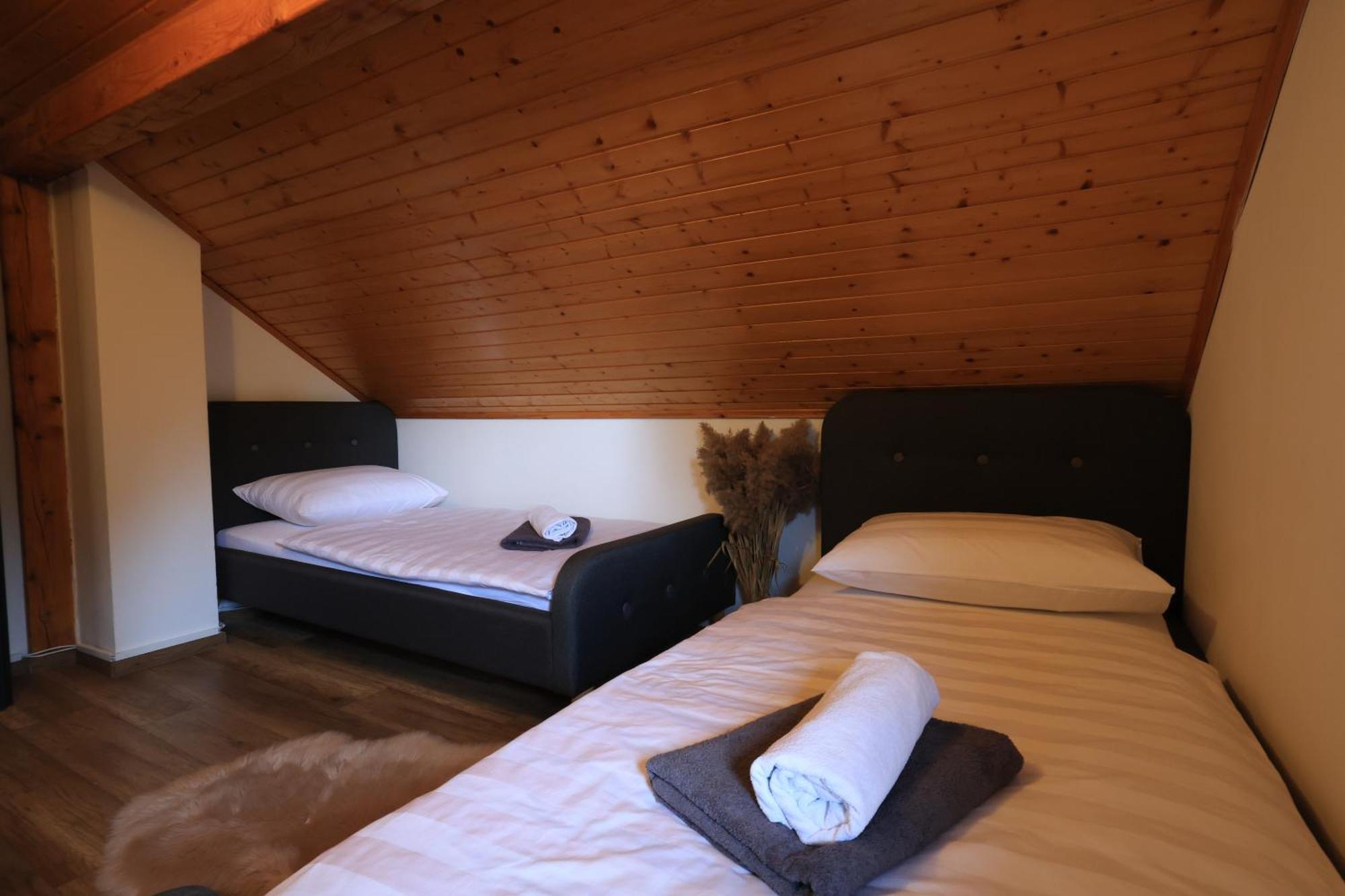 Woodenhouse With Two Apartments Otočac 外观 照片